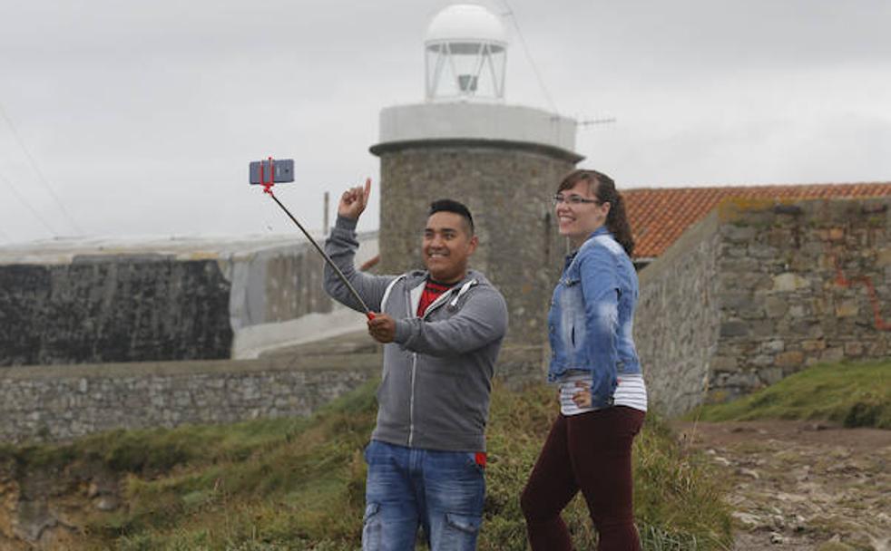 Los focos del Cantábrico | El Comercio La luz de 'El faro' alumbra la Laboral | El Comercio